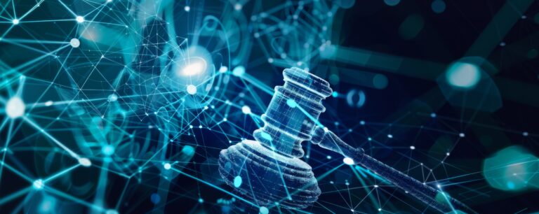 Marteau de justice numérique dans un environnement technologique, symbole d’éthique et de conformité réglementaire