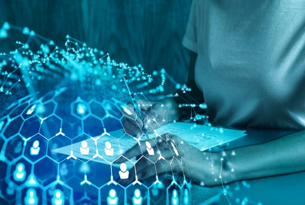 Professionnelle signant un contrat dans un environnement numérique, symbole d’opportunités de carrière en expertise IT