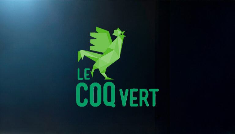 Logo vert de la communauté du Coq Vert sur fond très sombre illustrant l’engagement environnemental