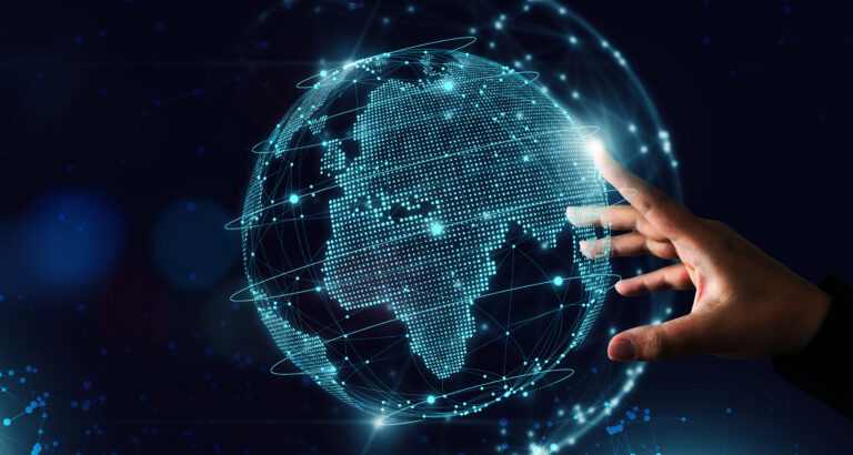 Main interagissant avec un globe numérique connecté symbolisant l’innovation technologique