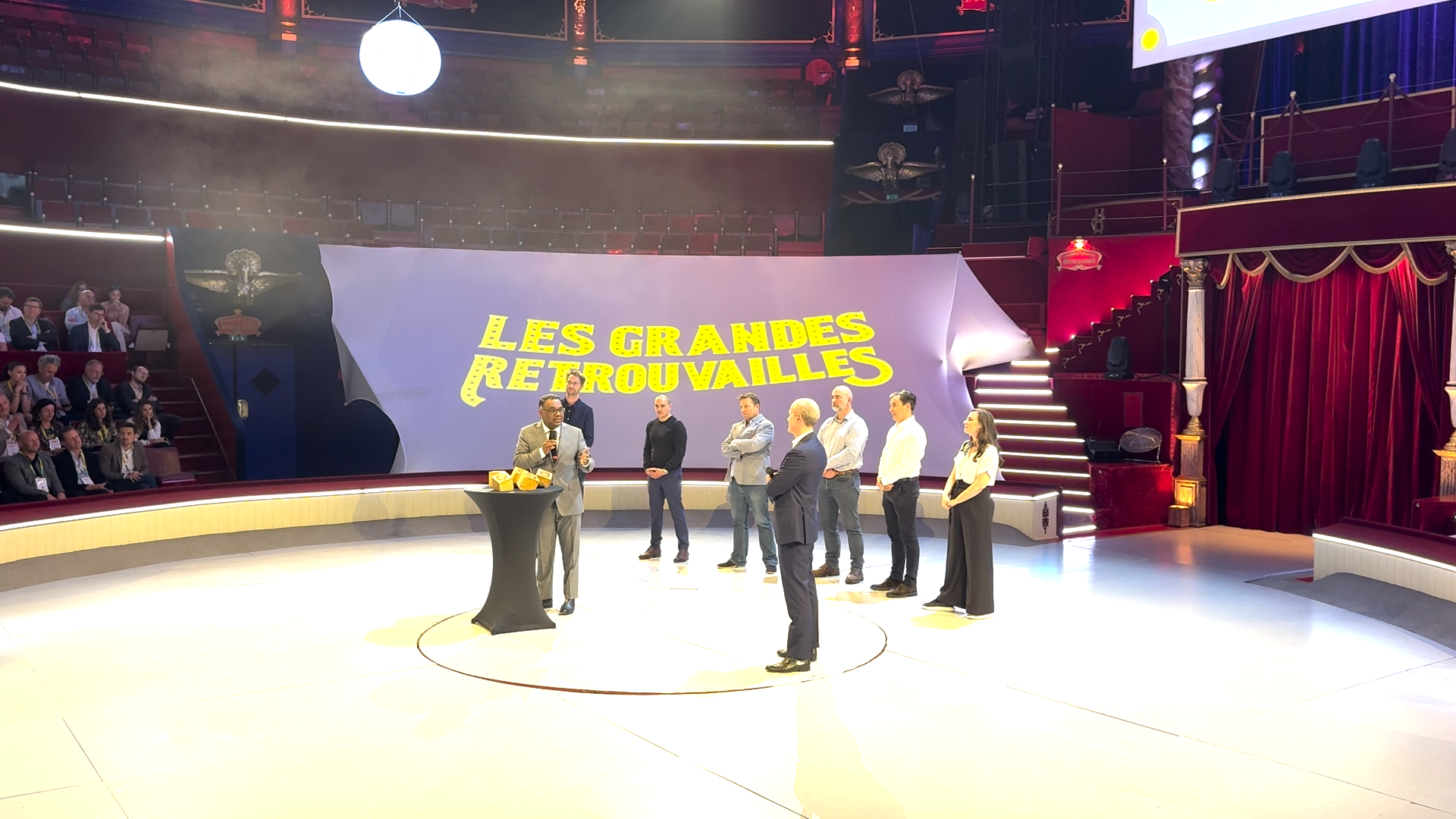 Illustration technologique avec flux de données bleu et vert éclairé par une lumière dorée, symbolisant la croissance récompensée par le trophée Bpifrance